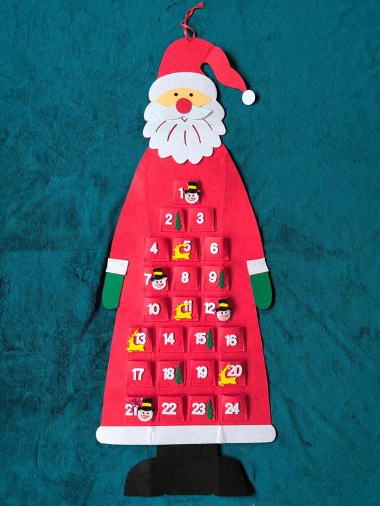 Weihnachtsmann Adventskalender aus Filz in rot. Nummeriert von 1 bis 24 mit weißen Zahlen und weihnachtlichen Motiven wie ZB Schneemann, Weihnachtsbaum und Rehntier